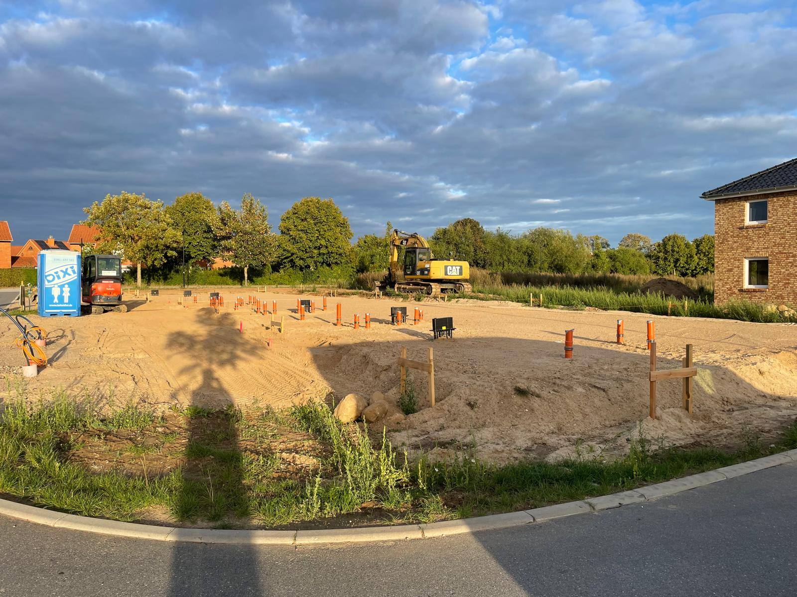 Baugrundstück Neuer Heegen, Grundleitungen verlegt, Stand 10.09.2026