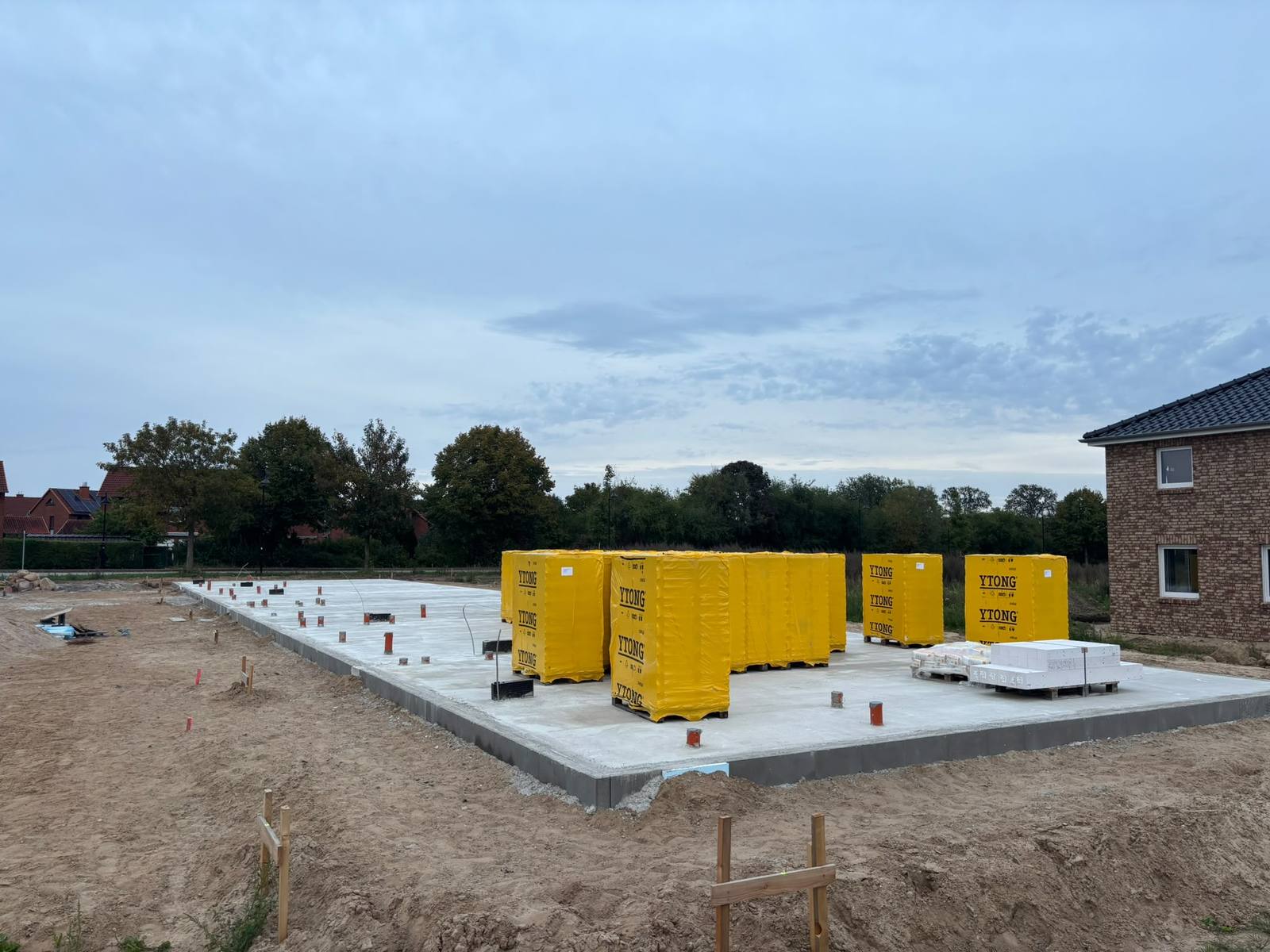 Baugrundstück Neuer Heegen, Bodenplatte betoniert, Stand 28.09.2026